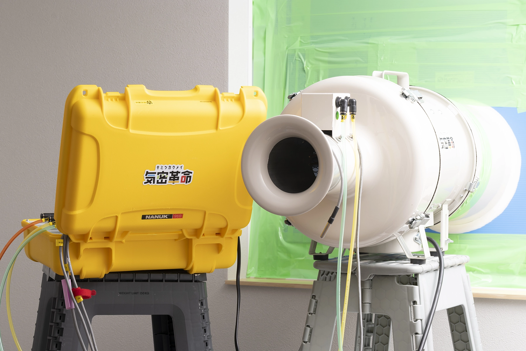 住宅の窓に設置した気密測定用の送風機